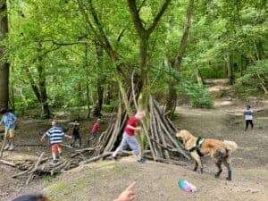 Naturerlebnis mit Kindern im Wald bei Servatiusschule, spielende Kinder und Begleithund.