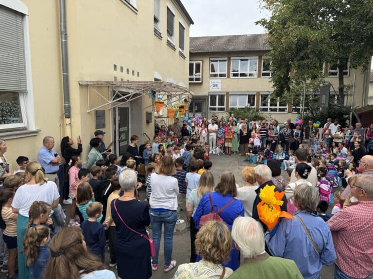 Menschenmenge bei Einschulungsfeier an der Servatius-Schule. Eltern, Lehrer und Kinder feiern den Schulanfang.