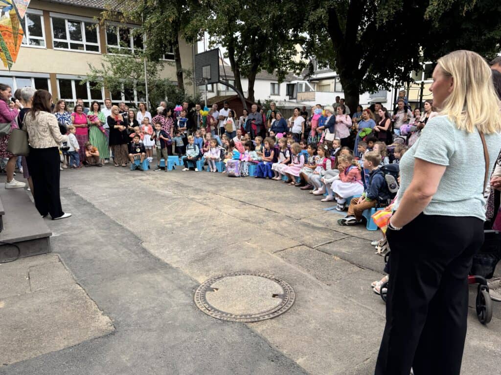 Einschulung der Kinder an der Servatiusschule, Begrüßung und Willkommensfeier im Schulhof.