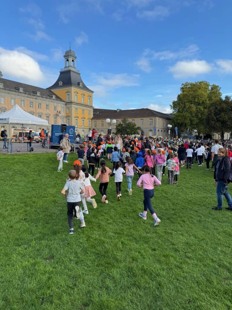 Kinder beim Bonner Friedenslauf auf der Hofgartenwiese in Bonn.